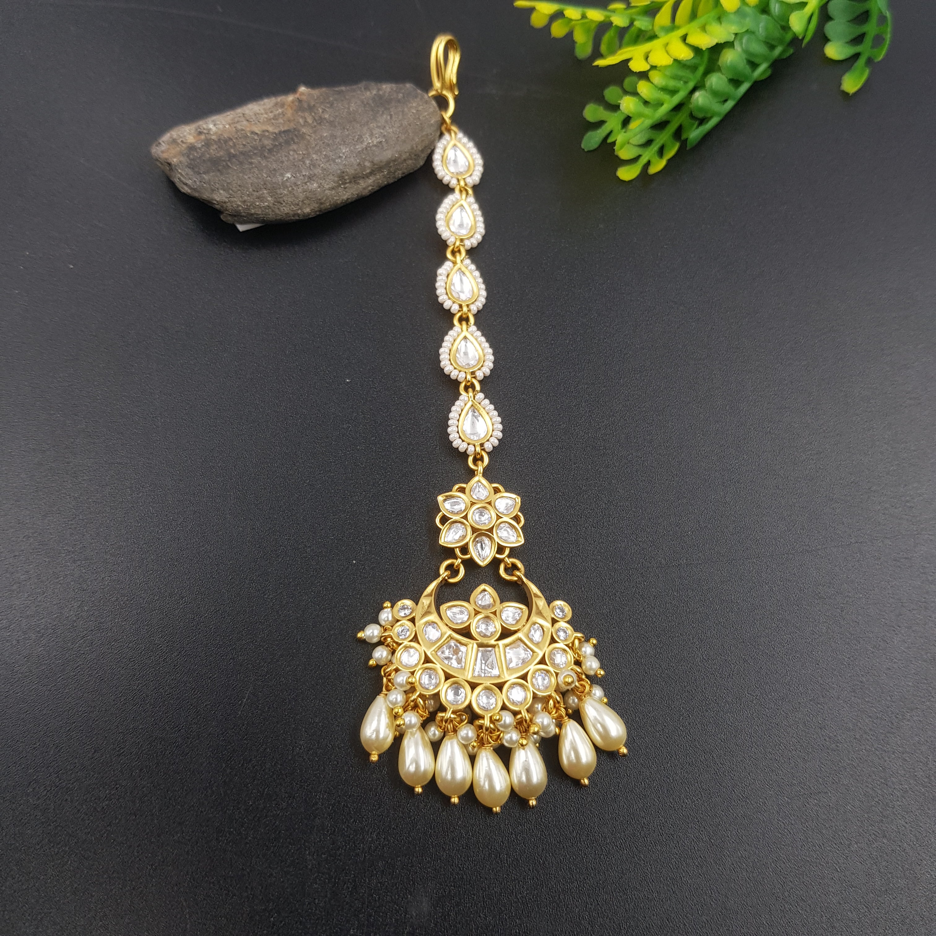 White gold tone kundan maang tikka and earrings set | Earring set, Maang  tikka kundan, Gold tones