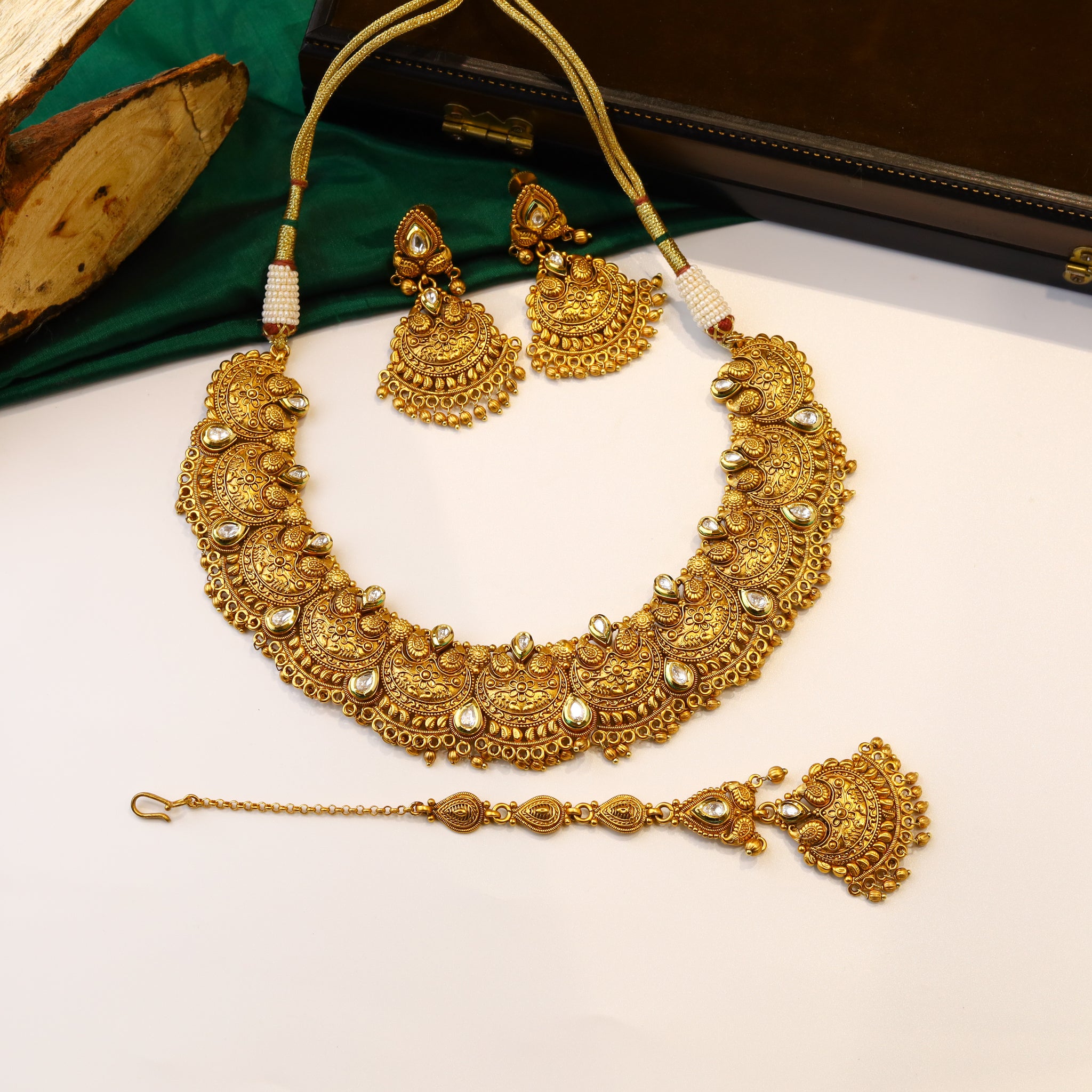 Beautiful Antique Finish Gold Look Necklce Set 8250-2109