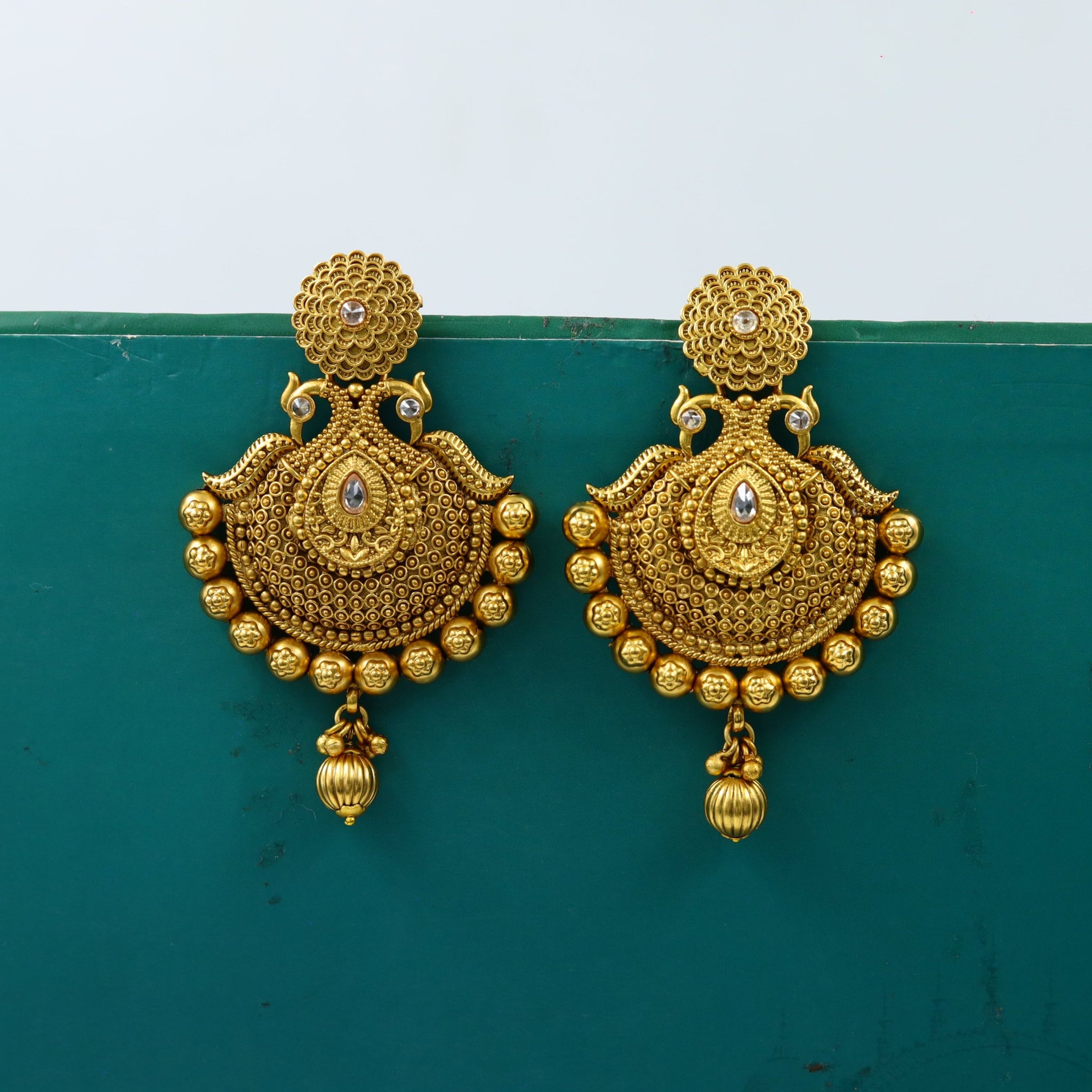 Gold Gold Look Earring