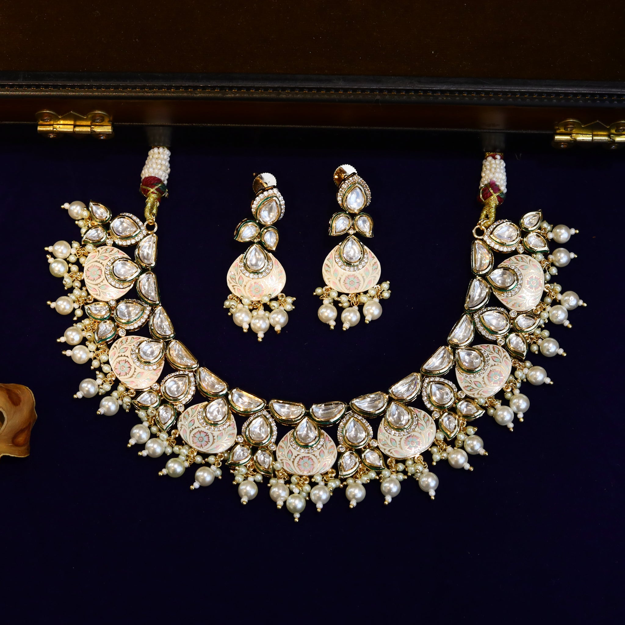 Round Neck Kundan Necklace Set 13962-68