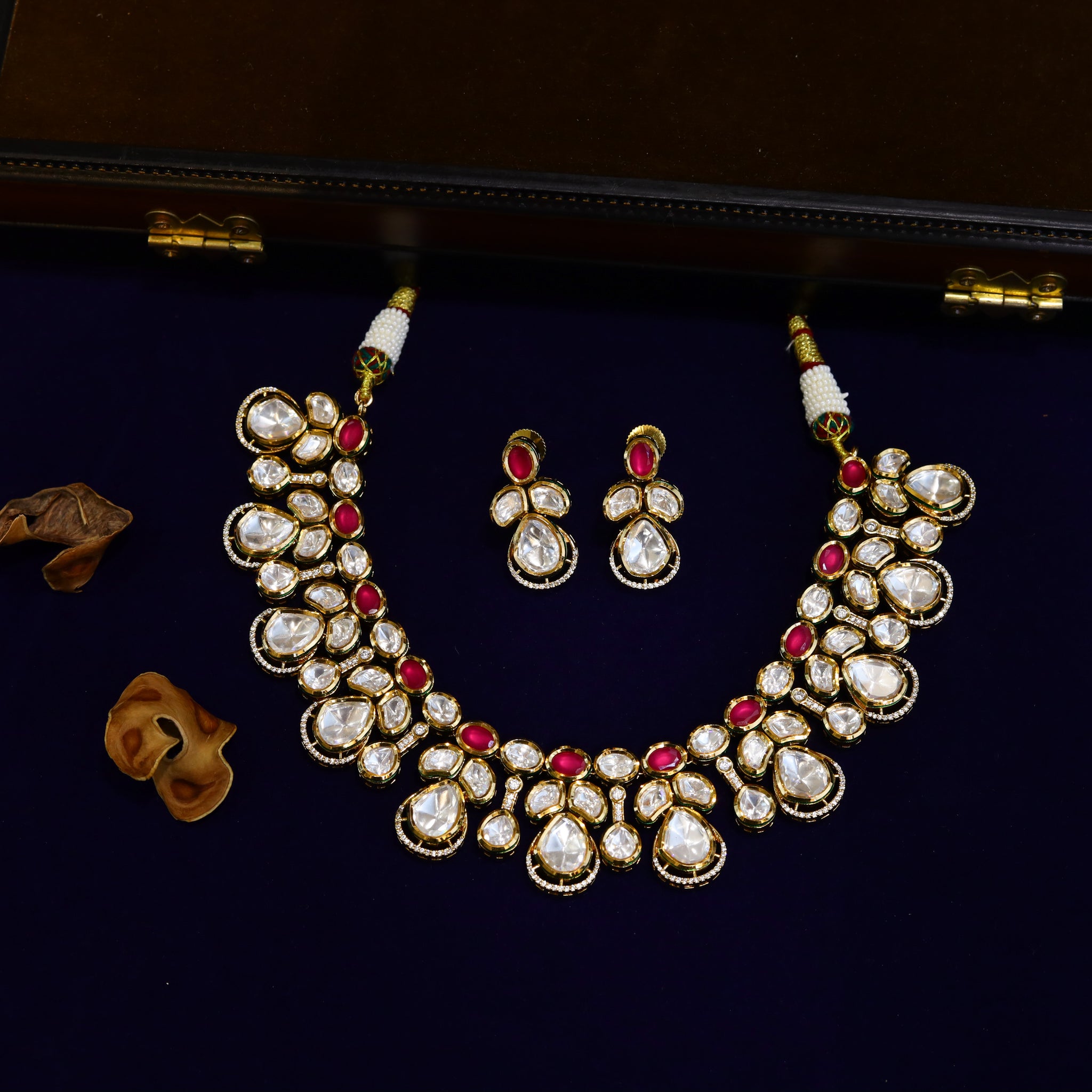 Round Neck Kundan Necklace Set 13964-68