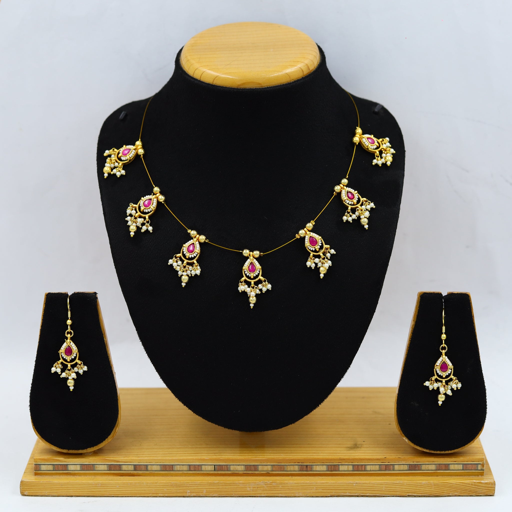 Round Neck Kundan Necklace Set 14279-56