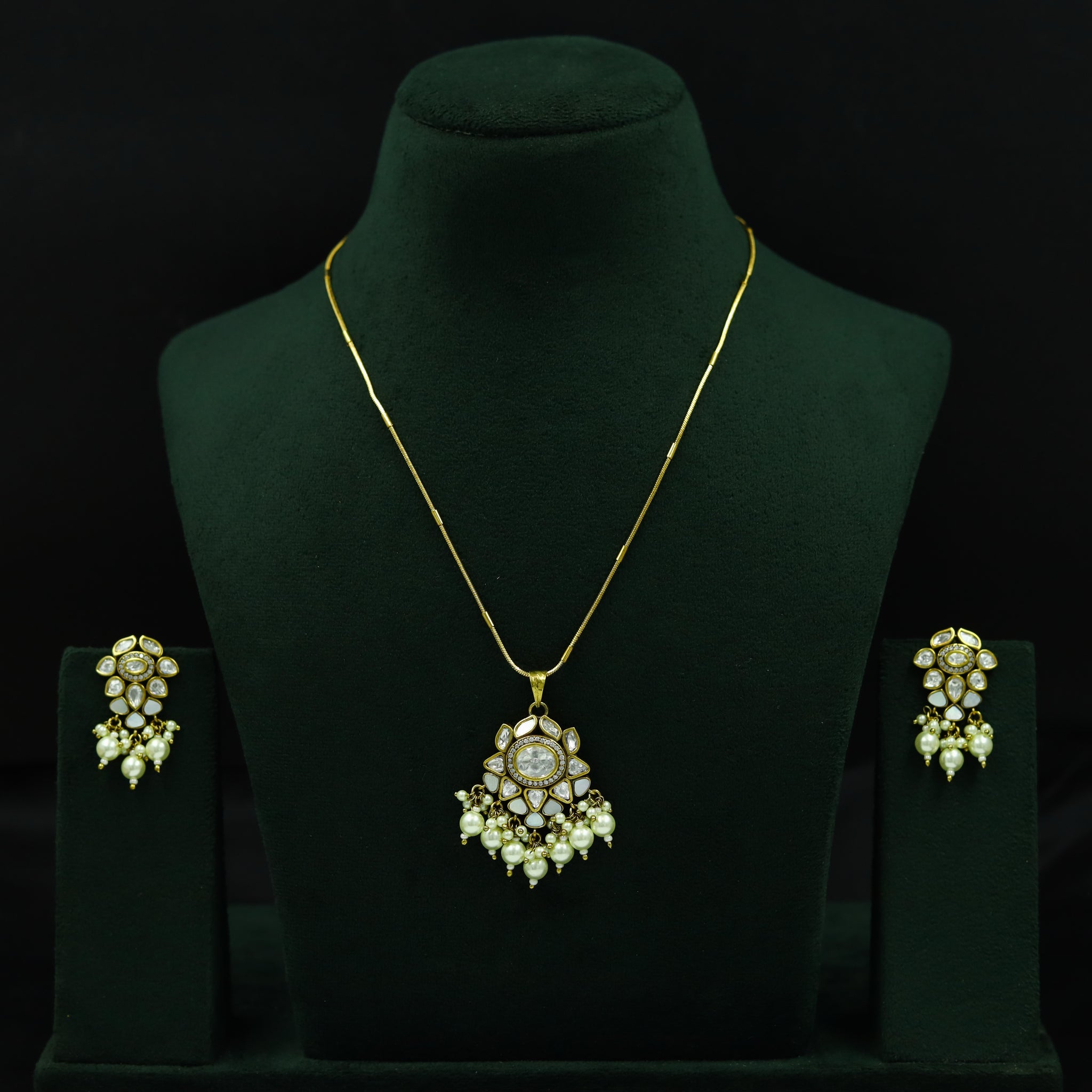 Light Kundan Pendant Set 13037-34