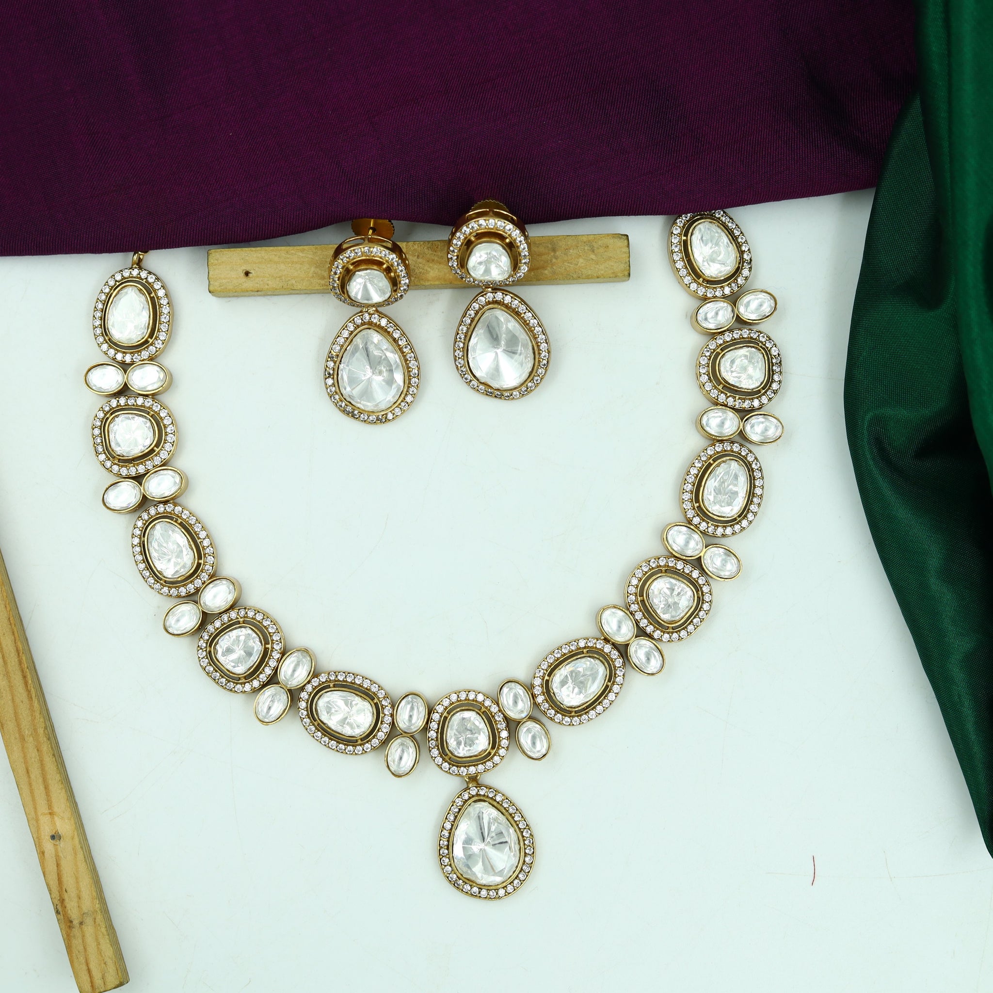 Moissanite Round Neck Kundan Necklace Set 15094-87