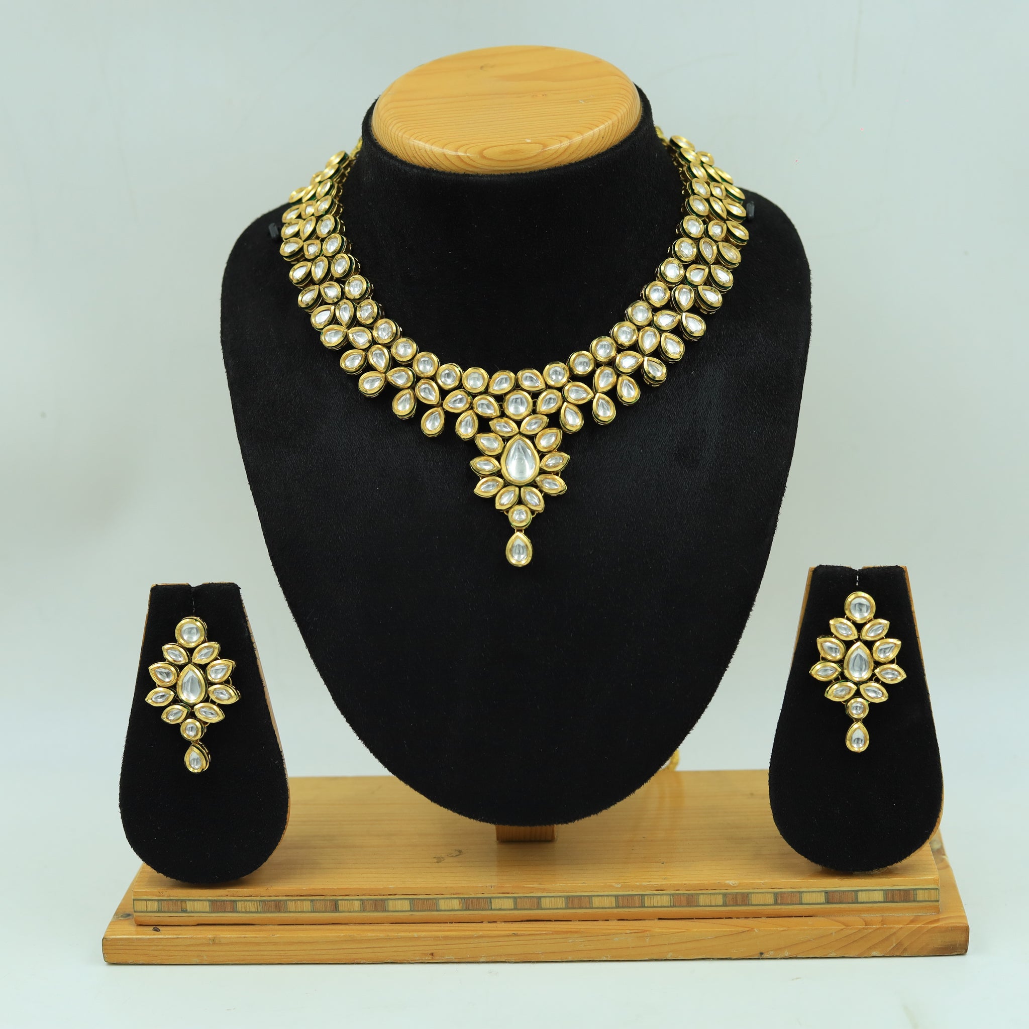 Round Neck Kundan Necklace Set 10171-28