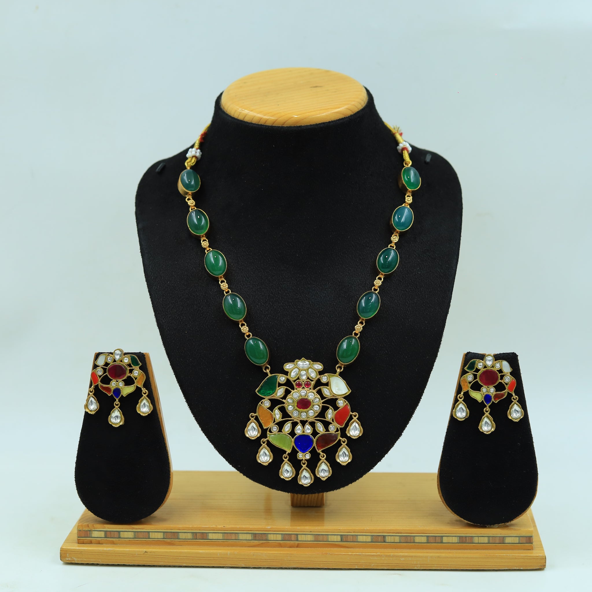 Round Neck Kundan Necklace Set 16109-31