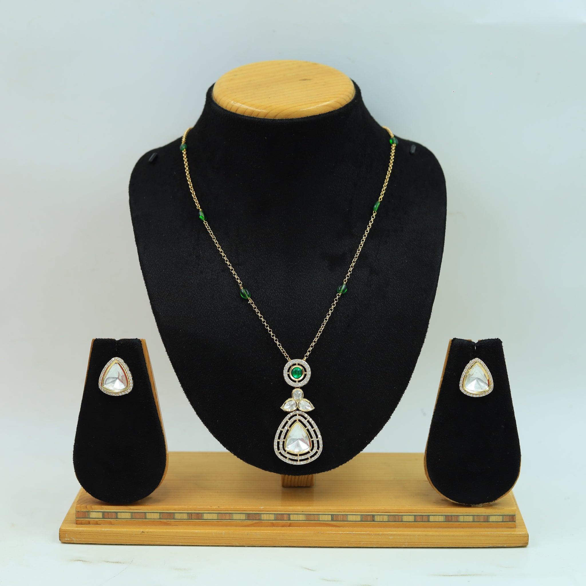 Light Kundan Pendant Set 16087-31