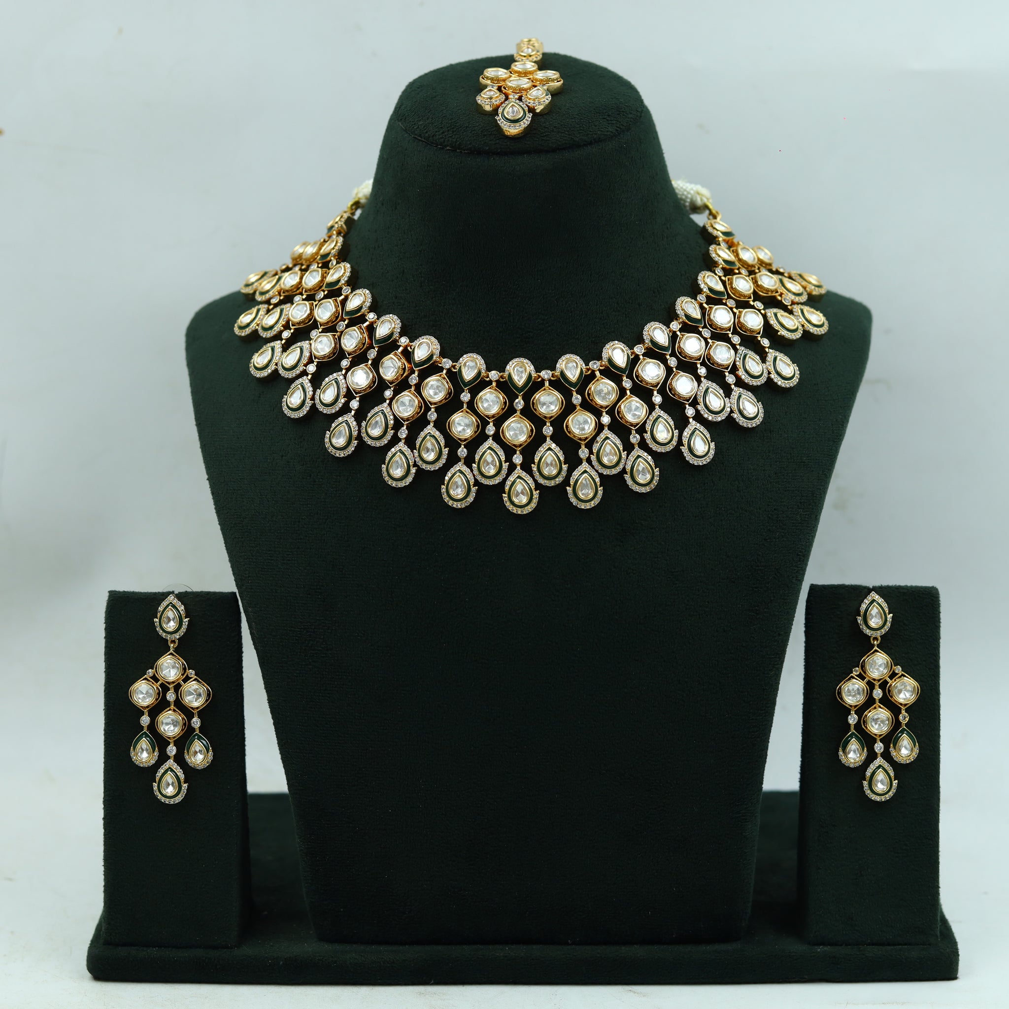 Round Neck Kundan Necklace Set 15508-91