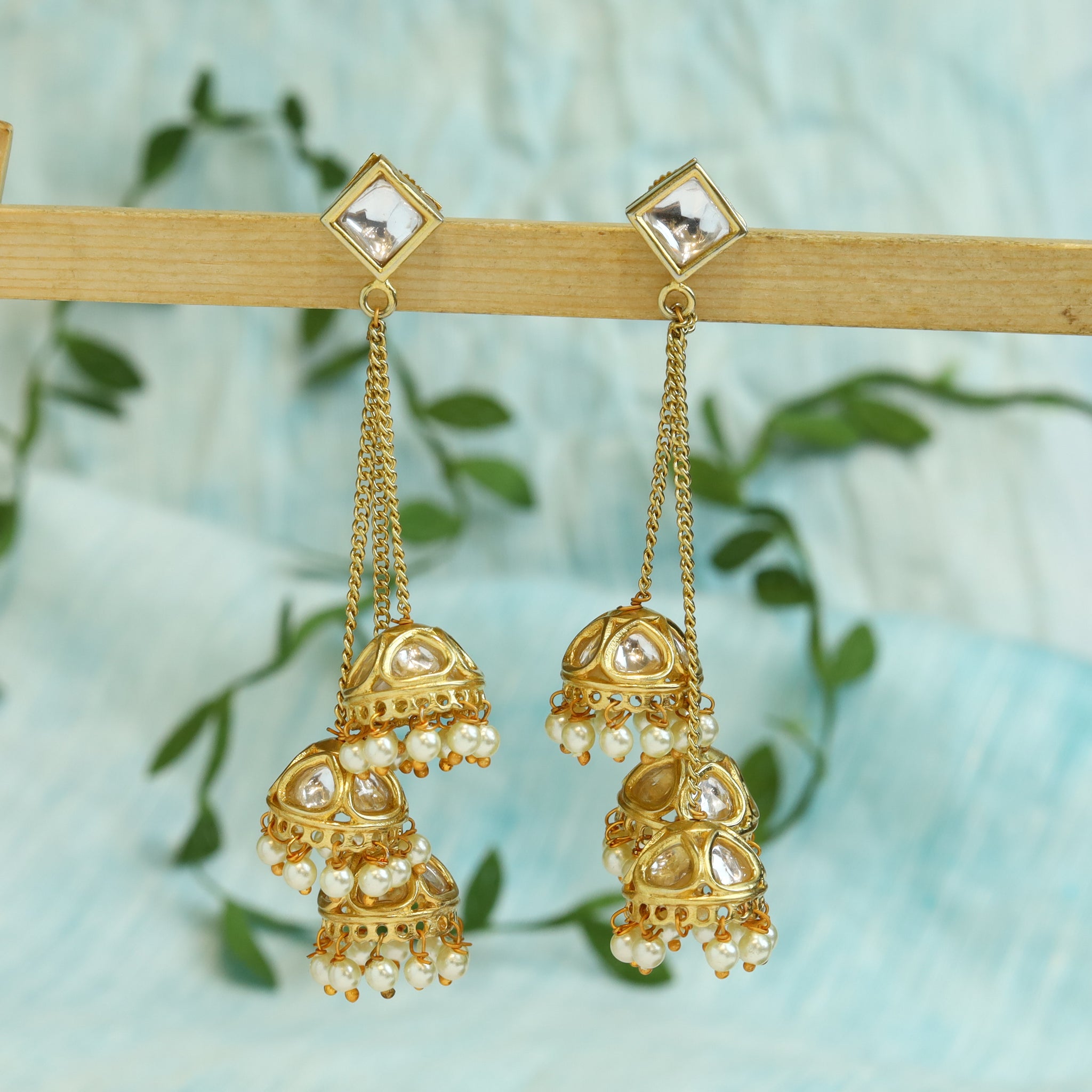 Gold Stylish Kundan Earring 9043-3302