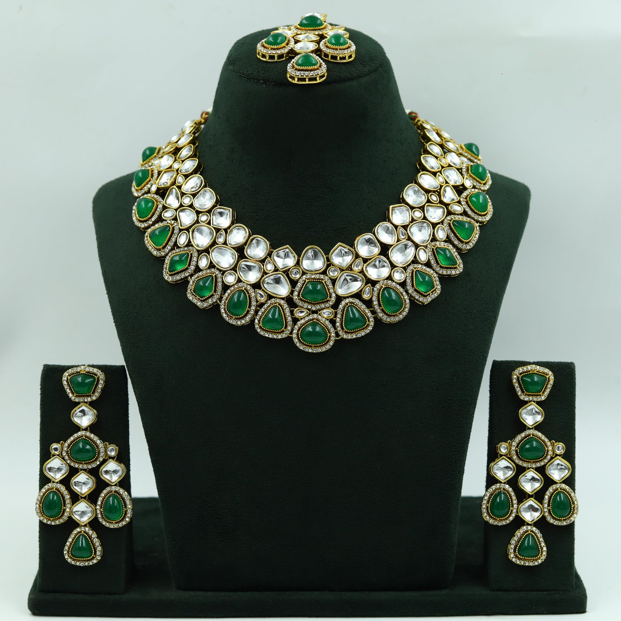 Round Neck Kundan Necklace Set 15920-28