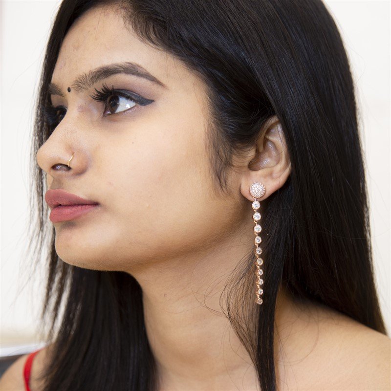 Sleek long and stylish earring with rose gold polish