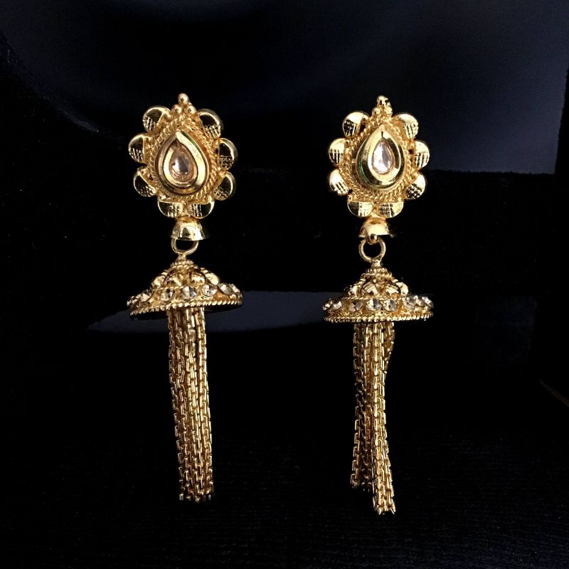 Elegant Gold Look Jhumki With A Kundan